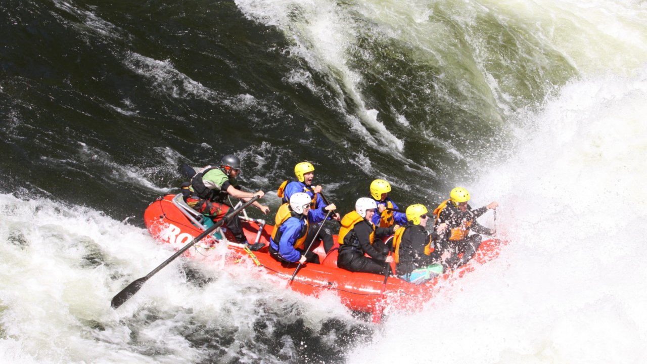 raft going through a rapid on the lochsa river