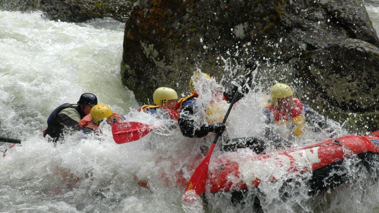 paddle boat in front of large rock on the lochsa river