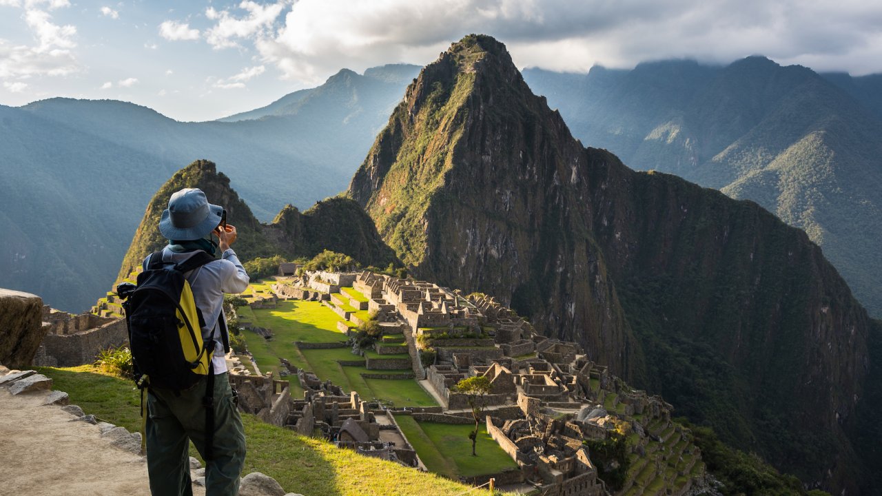 Small group hiking tours with guides to Machu Picchu